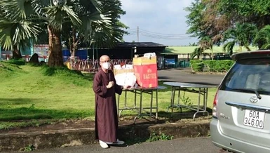 Chùa Tịnh Quang trao quà đến y bác sĩ Bệnh viện Dã chiến Dầu Giây