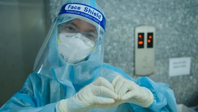 Sư cô Nhuận Bình đang làm tình nguyện viên tại Bệnh viện Dã chiến thu dung số 12 - TP.Thủ Đức