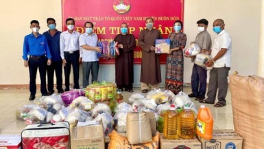 Đại đức Thích Minh Phương trao quà tại Ủy ban MTTQ huyện Buôn Đôn để ủng hộ bà con cách ly