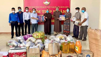 Đại đức Thích Minh Phương trao quà tại Ủy ban MTTQ huyện Buôn Đôn để ủng hộ bà con cách ly
