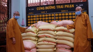Gạo được chư Ni tịnh xá chuẩn bị gởi đến các nơi - Ảnh: ĐPKS