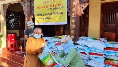 Hòa thượng Thích Hạnh Niệm, Chứng minh Ban Trị sự Phật giáo tỉnh Quảng Nam, trụ trì chùa Pháp Bảo tặng quà đến người dân