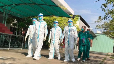 Đoàn chư Tăng tình nguyện viên thuộc GHPGVN tỉnh Nam Định tại tỉnh Long An