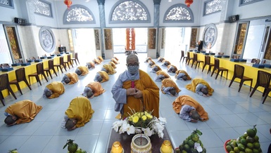 Chư Ni tổ đình Kim Sơn đảnh lễ trước Giác linh đường Ni trưởng Thích nữ Như Bổn - Ảnh: K.Sơn