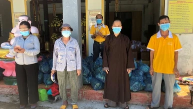 Chùa Bình An chuẩn bị trao quà đến ủng hộ quà cho 76 hộ dân thuộc tổ 9