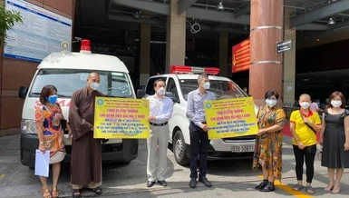 Đại đức Thích Minh Phú, mạnh thường quân tặng 2 xe cứu thương đến Ban Giám đốc Bệnh viện Đại học Y dược TP.HCM