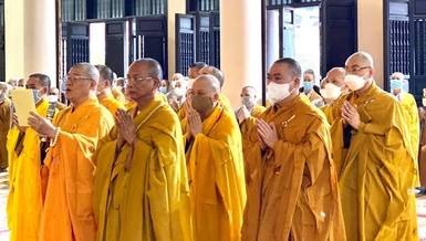 Chư tôn đức đọc văn chúc các ban tại lễ tạ pháp chùa Trúc Lâm Thiên Trường