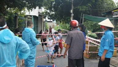 Chùa Giác Huệ mang Tết trung thu tới các em nhỏ khu cách ly trên địa bàn thị trấn Hóc Môn