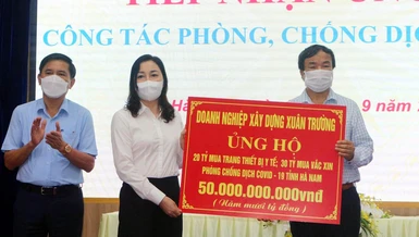 Cư sĩ Phật tử Nguyễn Văn Trường trao bảng ủng hộ 50 tỷ đồng cho công tác phòng chống dịch Covid-19
