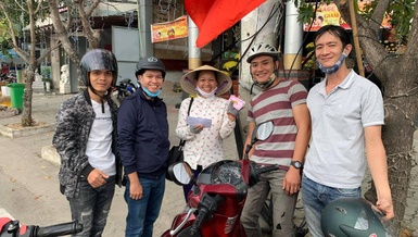 Những con người xa lạ đã cùng làm nên một gia đình ấm cúng và đầy sẻ chia