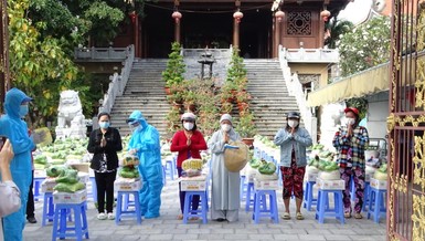 Chùa Pháp Võ phối hợp các đơn vị trao tặng 500 phần quà hỗ trợ bà con khó khăn tại địa phương