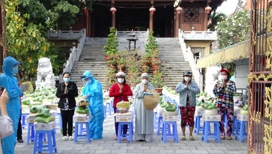 Chùa Pháp Võ phối hợp các đơn vị trao tặng 500 phần quà hỗ trợ bà con khó khăn tại địa phương