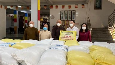 Ban Trị sự Phật giáo tỉnh Bến Tre gởi tặng 12 tấn gạo đến bà con khó khăn đang cách ly phòng Covid-19