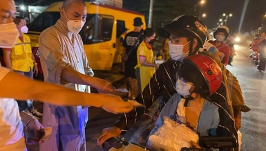 Đại đức Thích Minh Phú trao quà đến bà con về quê trên địa bàn tại xã Tân Hiệp, huyện Châu Thành, tỉnh Tiền Giang - Ảnh: T.N