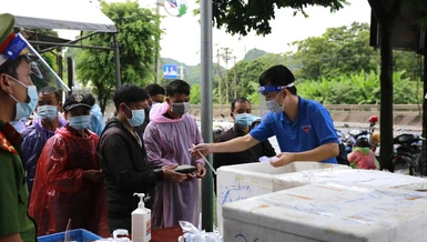Chùa Tam Chúc, Bái Đính kết hợp các đơn vị hỗ trợ suất cơm, nước uống đến bà con trên đường về quê tại địa phận tỉnh Ninh Bình