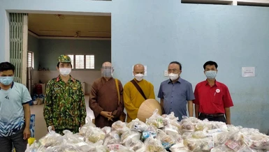 Chùa Mỹ Thạch, Phật tử, các nhà hảo tâm nấu hàng trăm suất cơm phục vụ người dân đang cách ly tập trung trên địa bàn huyện Chư Sê