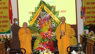 Những lãng hoa tươi thắm chúc mừng đến Ban Pháp chế và Ban Kiểm soát