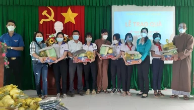 Trao quà cho học sinh khó khăn nhân năm học mới 2021-2022