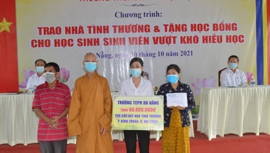 Hòa thượng Thích Từ Tánh trao tượng trưng chi phí xây nhà tình thương đến hộ nghèo