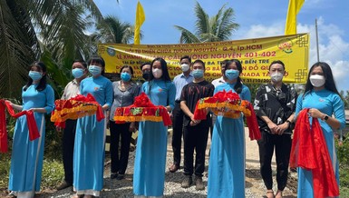 Cắt băng khánh thành cầu nông thôn tại ấp Bến Nò, xã Mỹ Hoà, huyện Ba Tri - Ảnh: TN
