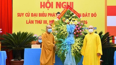 Đại đức Thích Nhuận Nghĩa, thay mặt Ban Thường trực Ban Trị sự tỉnh tặng hoa chúc mừng hội nghị