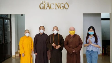 Hòa thượng Thích Huệ Trí chụp ảnh lưu niệm tại Trụ sở báo Giác Ngộ 