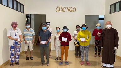 Hòa thượng Thích Tâm Viên, Phó ban Từ thiện - Xã hội báo Giác Ngộ trao tiền của bạn đọc gởi tặng bệnh nhân khó khăn - Ảnh: Mộng Tuyền