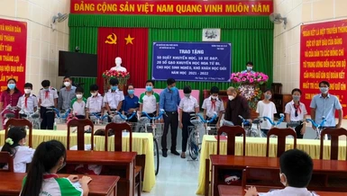Hội khuyến học chùa Phước Nguyên, Quỹ Khuyến học Hoa Từ Bi trao học bổng cho học sinh khó khăn do Covid-19