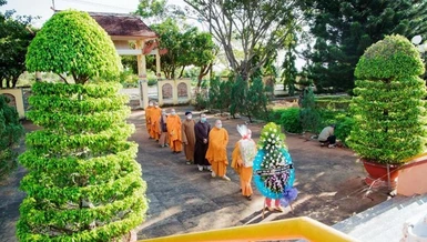 Chư tôn đức Tăng, Ni dâng hoa tại đền tưởng niệm