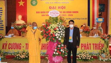 Lãnh đạo Ban Tôn giáo tỉnh tặng hoa chúc mừng Đại hội đại biểu Phật giáo thị xã Hoài Nhơn lần thứ VII (2021-2026)