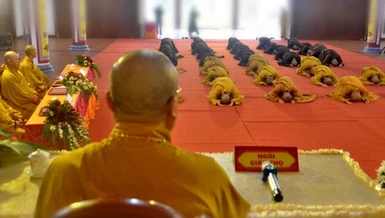 Giới tử Đại giới đàn Nghệ Tĩnh đỉnh lễ chư giới sư