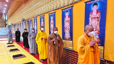 Chư Tăng và Phật tử trong nghi thức lễ vía Đức Phật A Di Đà 