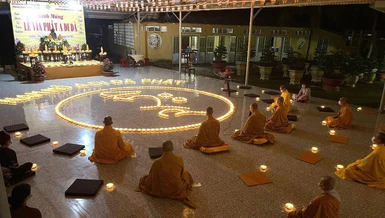 Hoa đăng vía Đức Phật A Di Đà, cầu nguyện nạn nhân tử vong do Covid-19