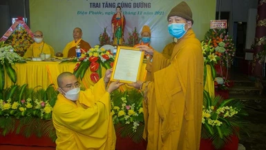 Đại đức Thích Giác Đạt đón nhận quyết định từ Hòa thượng Thích Thiện Thành, Trưởng ban Trị sự tỉnh 