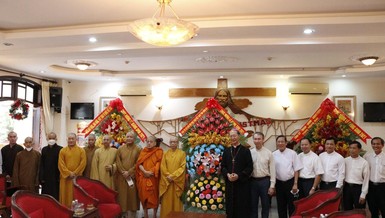 Ban Trị sự Phật giáo tỉnh Đồng Nai tặng hoa chúc mừng Giáng sinh