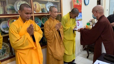 Hòa thượng Thích Minh Thông trao quà động viên các tân trụ trì các chùa ở huyện đảo Trường Sa