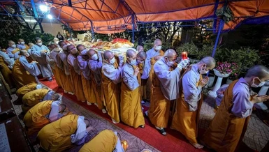 Môn đồ pháp quyến cung thỉnh nhục thân Ni trưởng làm lễ nhập kim quan 