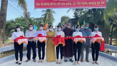 Cắt băng khánh thành 2 cầu dân sinh tại thị trấn Ba Tri.