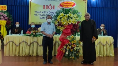 Đại diện Huyện ủy tặng hoa chúc mừng