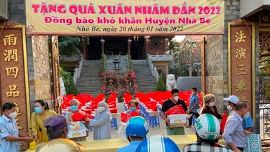 Ni trưởng Thích nữ Như Thảo trao 400 phần quà Tết đến bà con khó khăn