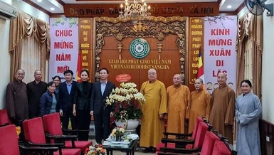 Lãnh đạo Ban Tôn giáo Chính phủ trao hoa chúc Tết đến chư tôn đức GHPGVN