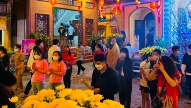 Niêm hương cầu nguyện năm mới bình an