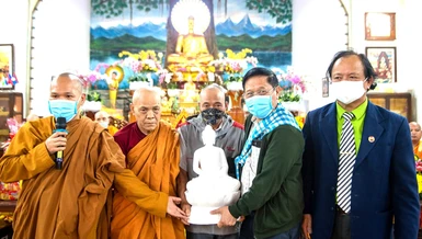 Đại đức Thích Pháp Hiếu trao tặng tôn tượng Đức Phật Thích Ca Mâu Ni đến đoàn Tổng Lãnh sự
