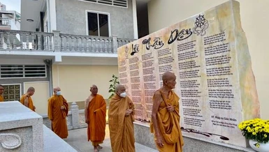 Chư tôn giáo phẩm nhiễu Phật cầu nguyện theo nghi thức thiền môn