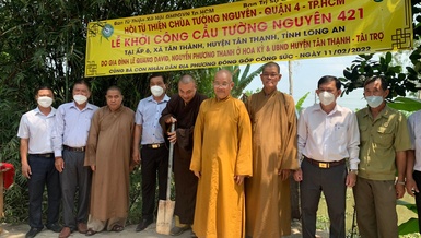 Chư tôn đức tại lễ khởi công xây dựng cầu Tường Nguyên 421- Ảnh: TN