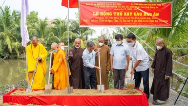 Ban Trị sự GHPGVN huyện Đức Hòa phối hợp với địa phương động thổ xây cầu Báo Ân