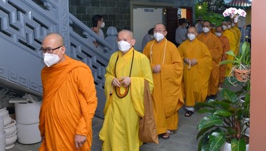 Cung nghinh chư tôn đức đến linh đường