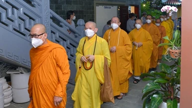 Cung nghinh chư tôn đức đến linh đường