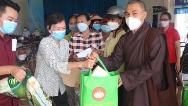 Đại đức Thích Minh Lộc trao quà cho các hộ gia đình khó khăn