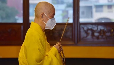 Trưởng lão Hòa thượng Thích Trí Quảng niêm hương bạch Phật